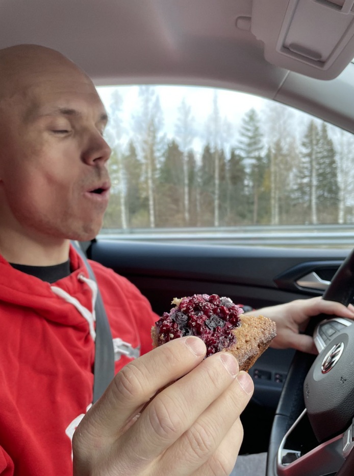 PLuS Nutrition Registered Dietitian Petri Luhio. Sports Nutrition Expert. Professional Online services. Fueling with cake.