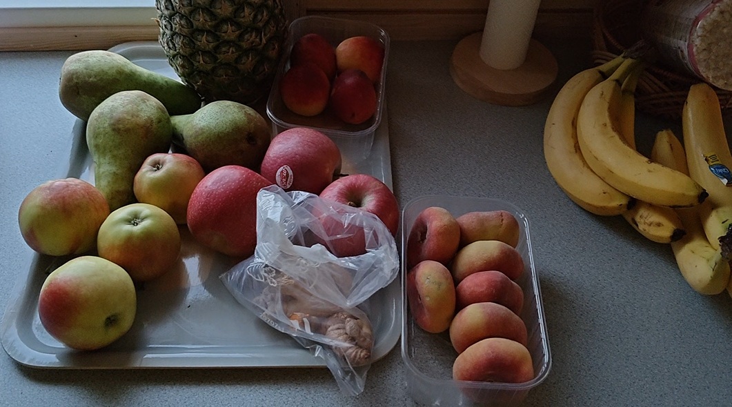 PLuS Nutrition Registered Dietitian Petri Luhio. Ready to run in NUTS Karhunkierros 83 km race. Fruit selection. Sports Nutrition Expert. Professional Online services.